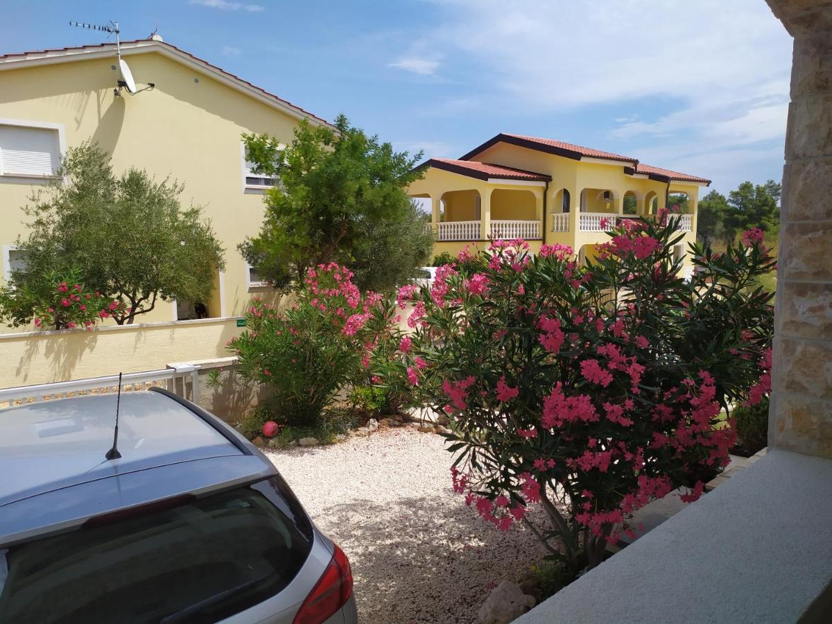 Apartmani Vjeko วีร์ ภายนอก รูปภาพ