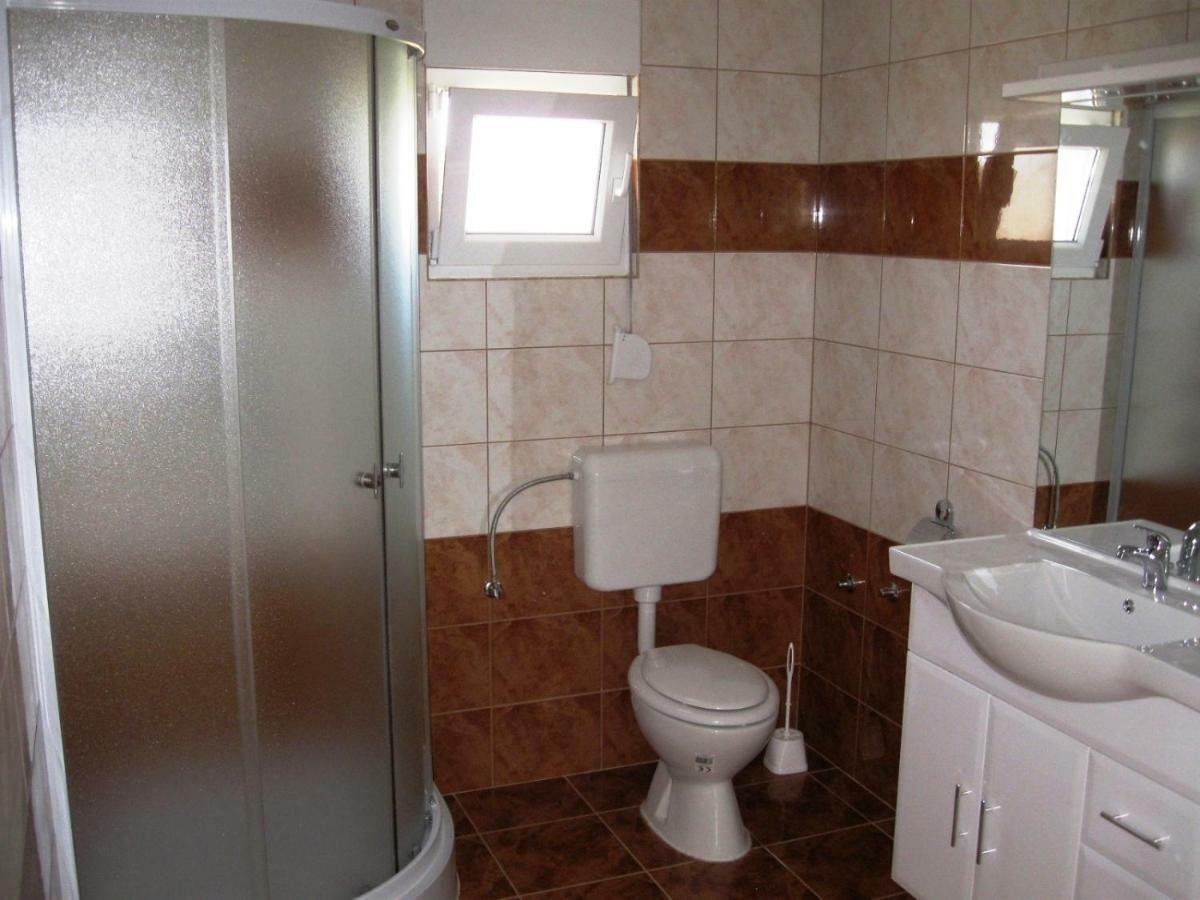 Apartmani Vjeko วีร์ ภายนอก รูปภาพ